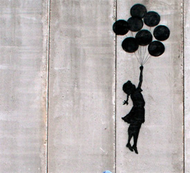 Grafite Garota com balões, de Banksy, em muro que separa a Palestina de Israel