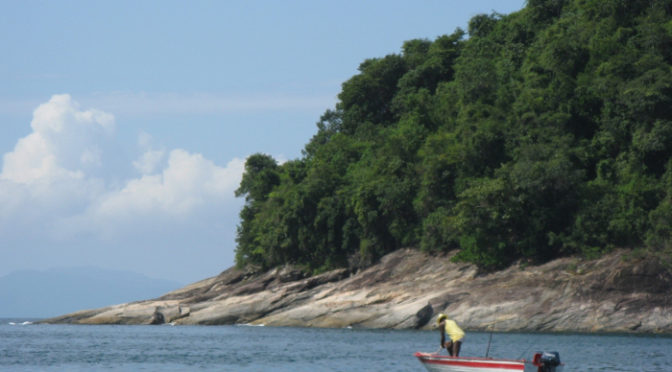 Ribeirinhos e caiçaras: a vida entre terra e água