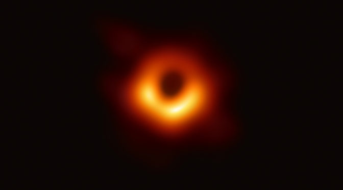 A contribuição dos buracos negros para a teoria da relatividade geral