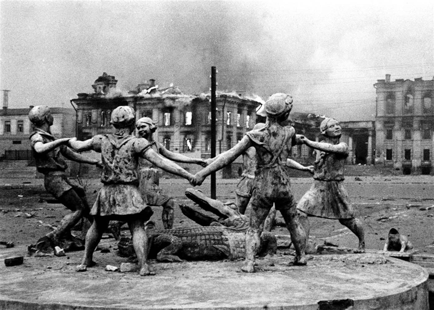 Statue in the center of Stalingrad after Nazi air strikes 1942 -