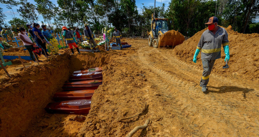 Caixões são sepultados em vala comum no cemitério público Nossa Senhora Aparecida, em Manaus. Foto: Alex Pazuello/Semcom (FotosPúblicas)
