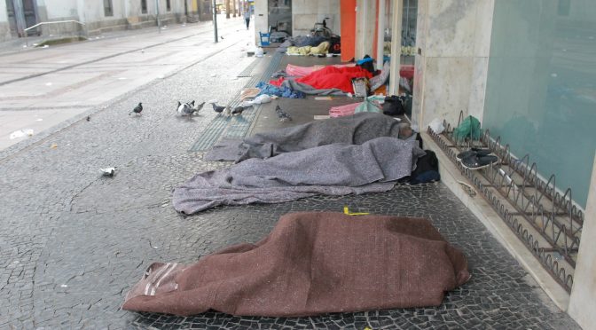 Clique aqui para acessar o conteúdo do dossiê população em situação de rua