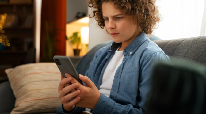 Ler em ambientes digitais compromete memória e atenção