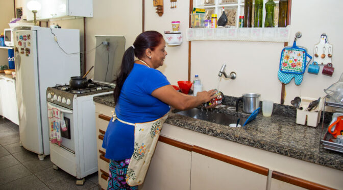 Trabalhos invisíveis movem o país em meio à precarização e sobrecarga